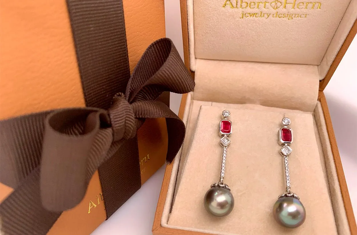 Earrings 18kt Gold Tahití Pearls with Rubies & Diamonds studs